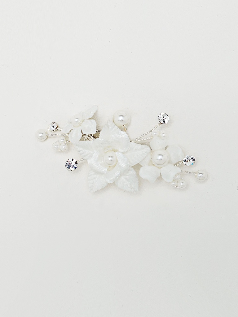 Remonte traine avec fleurs, perles et cristaux pour embellir la traine