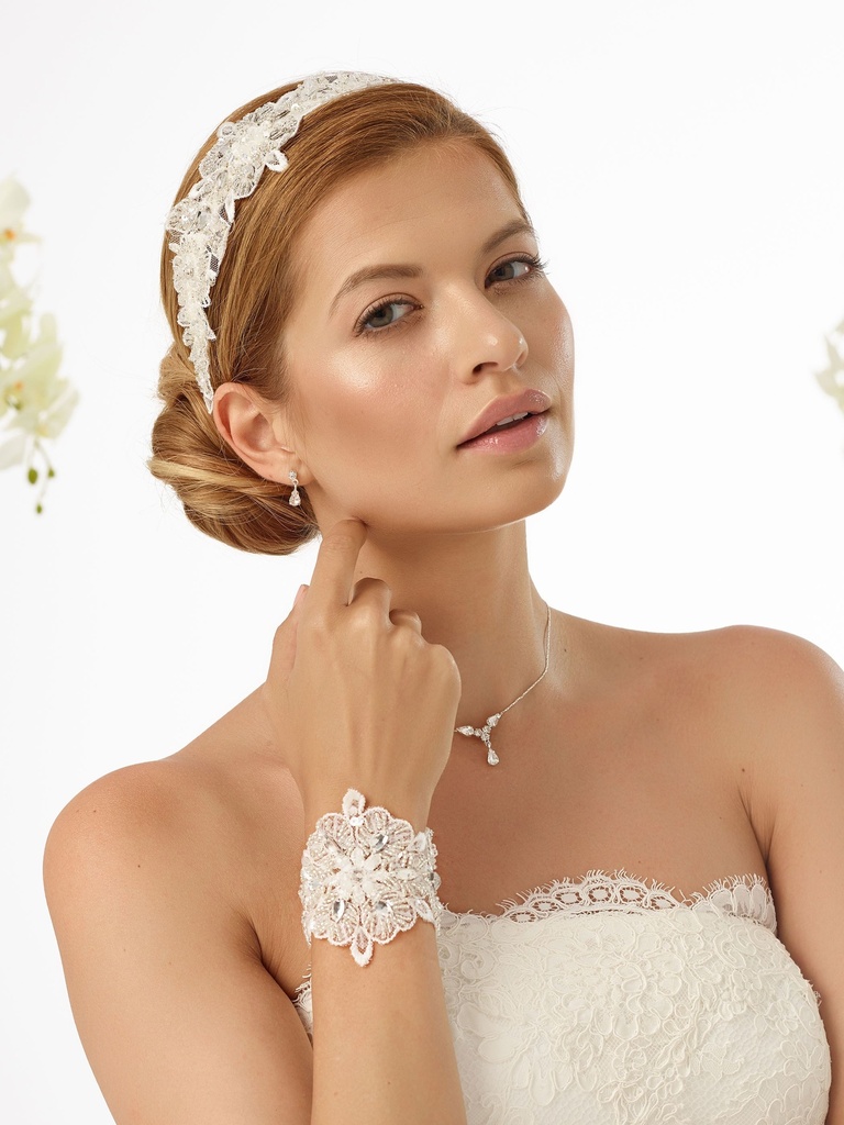 Bracelet en dentelle et pierres d'ornement